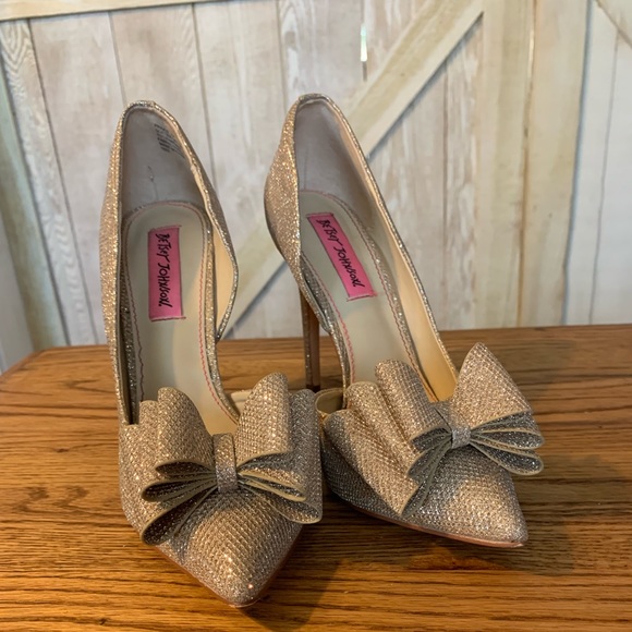 Betsey Johnson Shoes - Betsey Johnson gold bow heels 7m